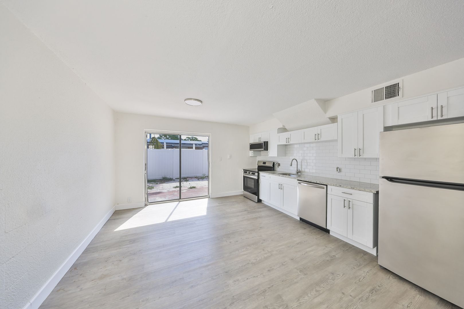 Largo Apartment: 11960 133rd Ave.
