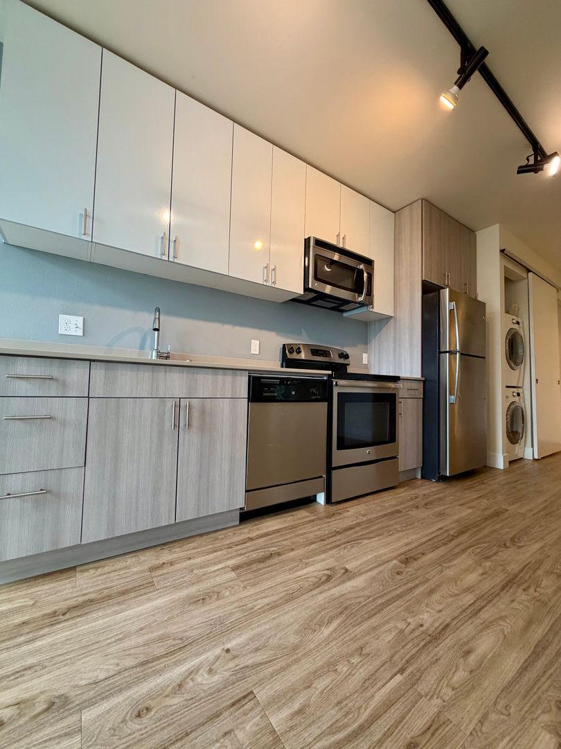 Seattle Apartment: 422 Summit Ave East