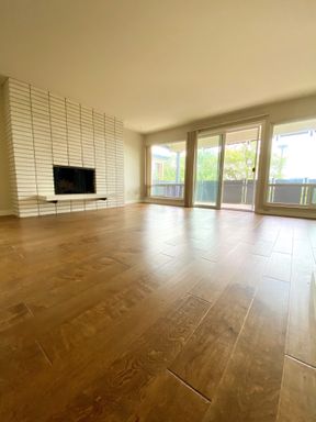 Incredible 2 bed/2 ba Lower Queen Anne Apartment! Pre-lease for late September! – photo 1