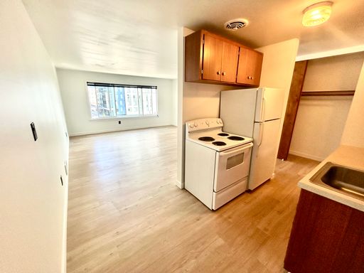 6 Weeks Free!! Top Floor Large Studio! Big Windows, Full Closet, Extra Cabinets! – photo 1