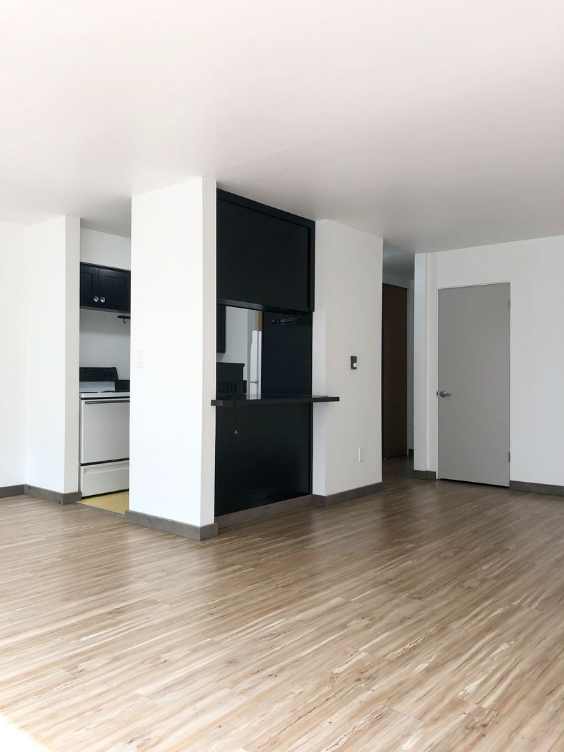 Seattle Apartment: 2233 NE 46th Street