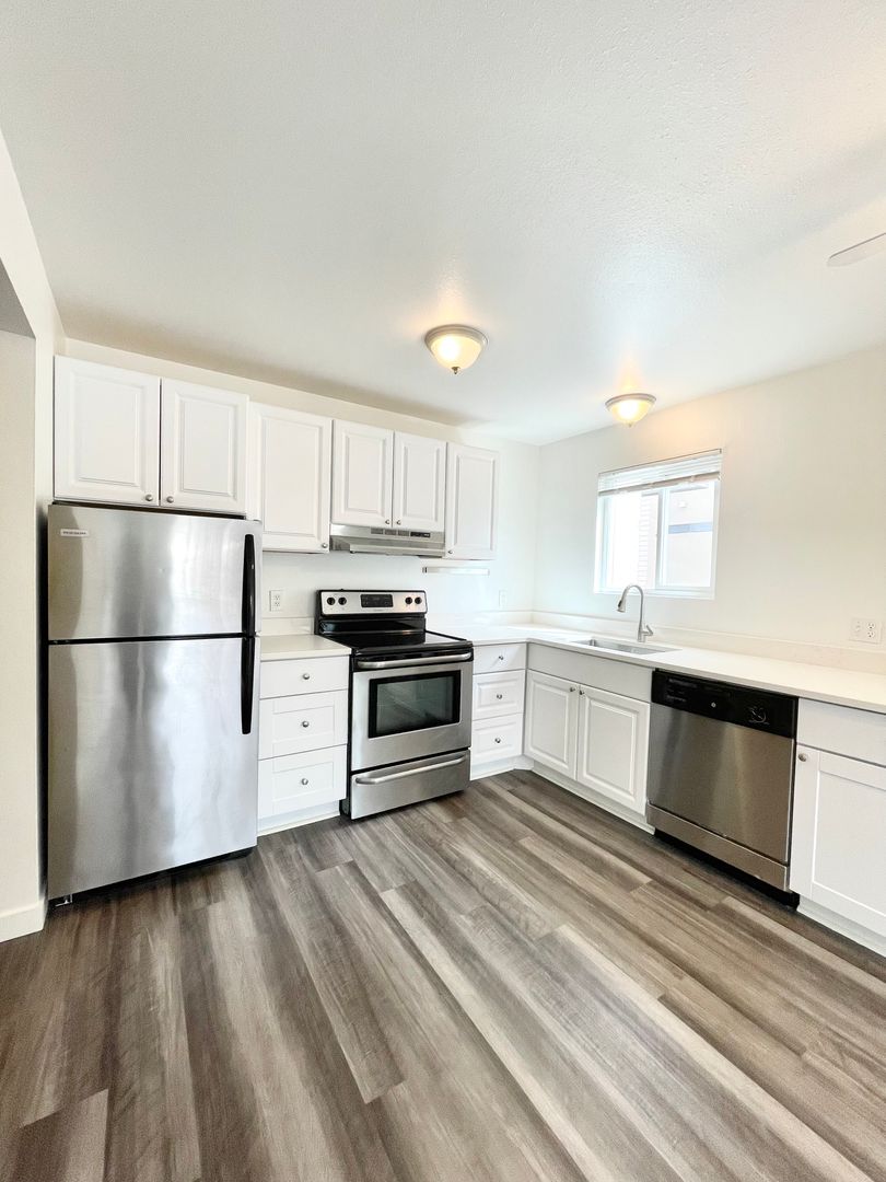 Seattle Apartment: 5630 California Avenue SW