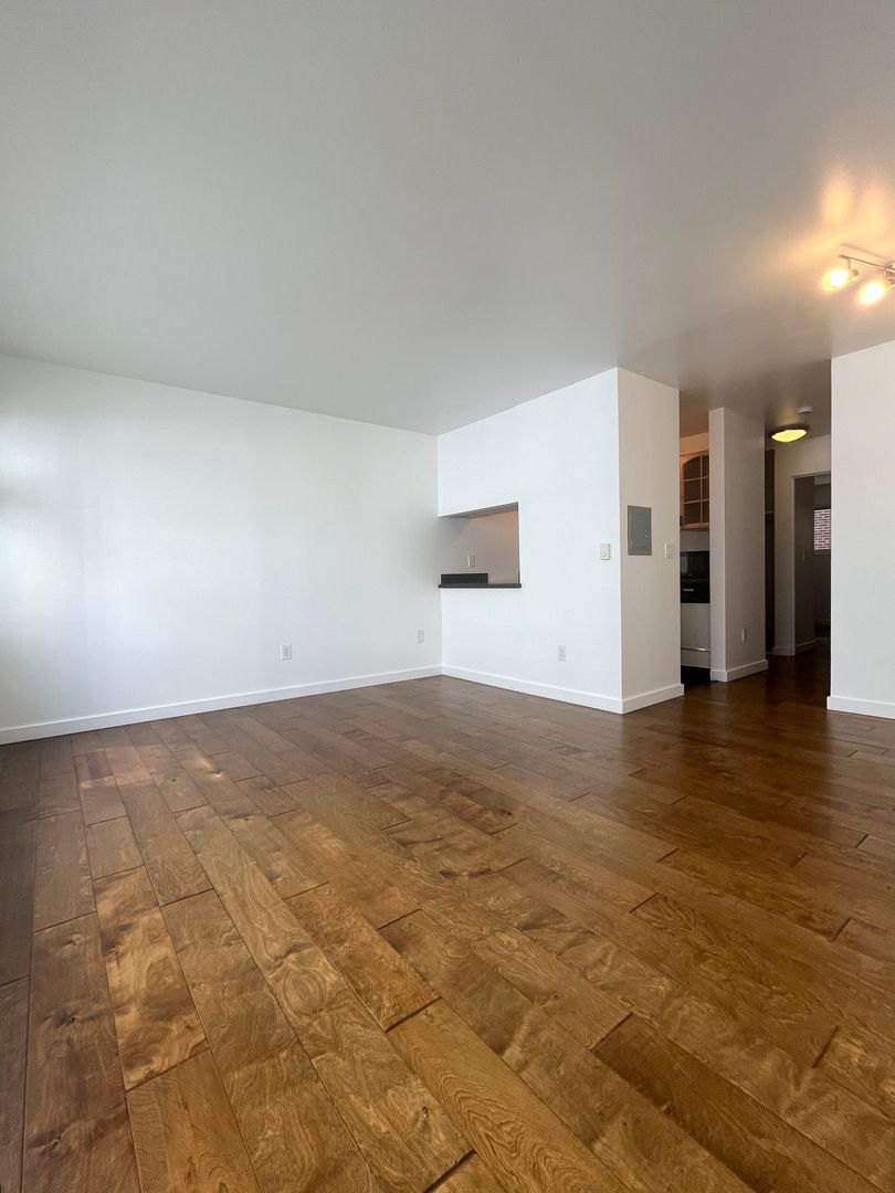 Seattle Apartment: 412 Bellevue Ave East