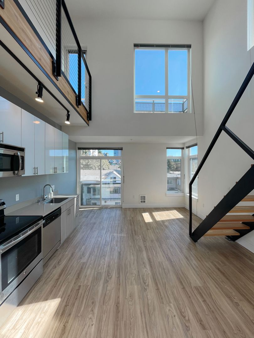 Seattle Apartment: 422 Summit Ave East