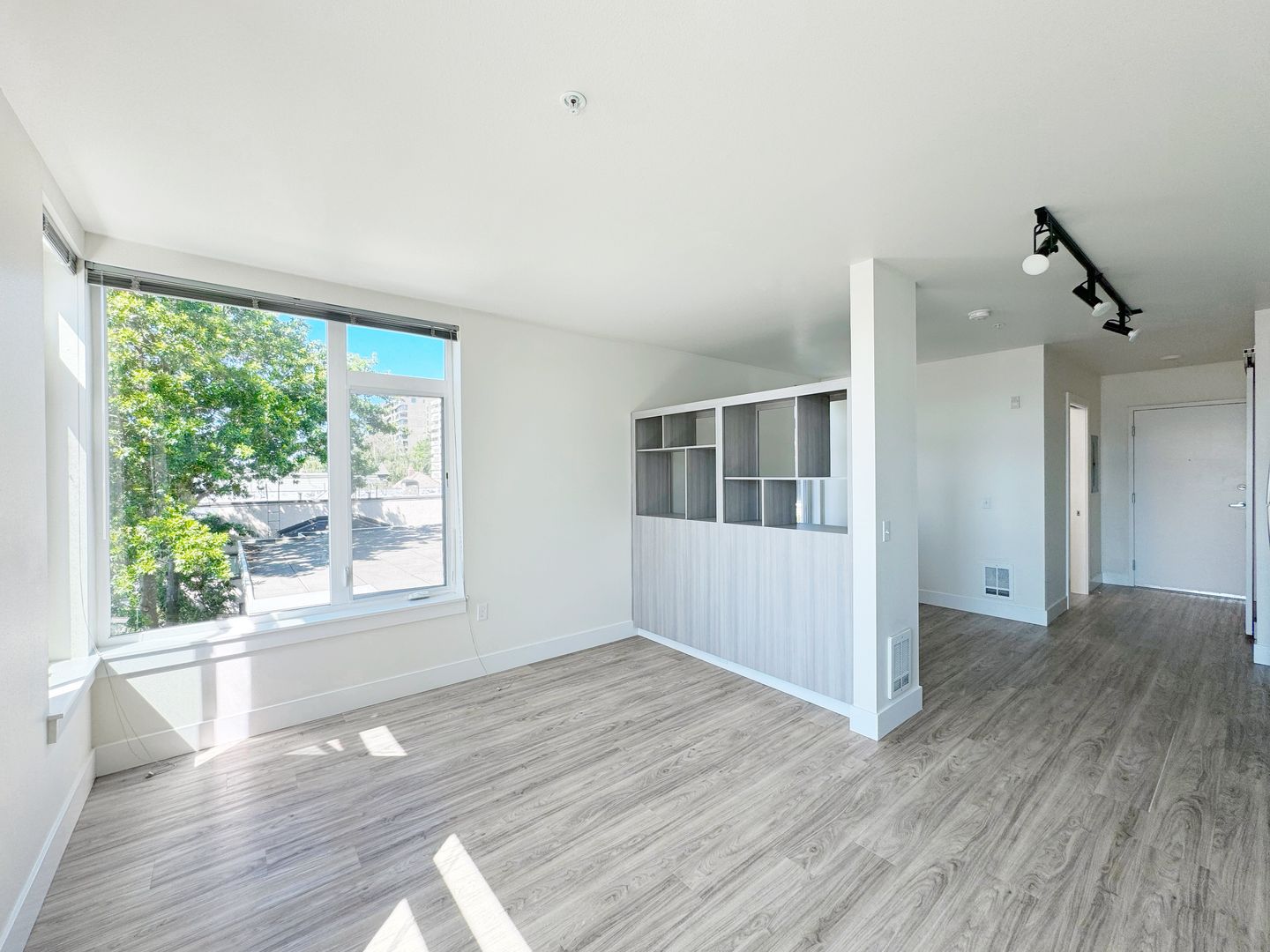 Seattle Apartment: 422 Summit Ave East