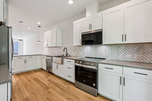 Two-Bedroom Townhouse! Schedule a Tour Today! – photo 1