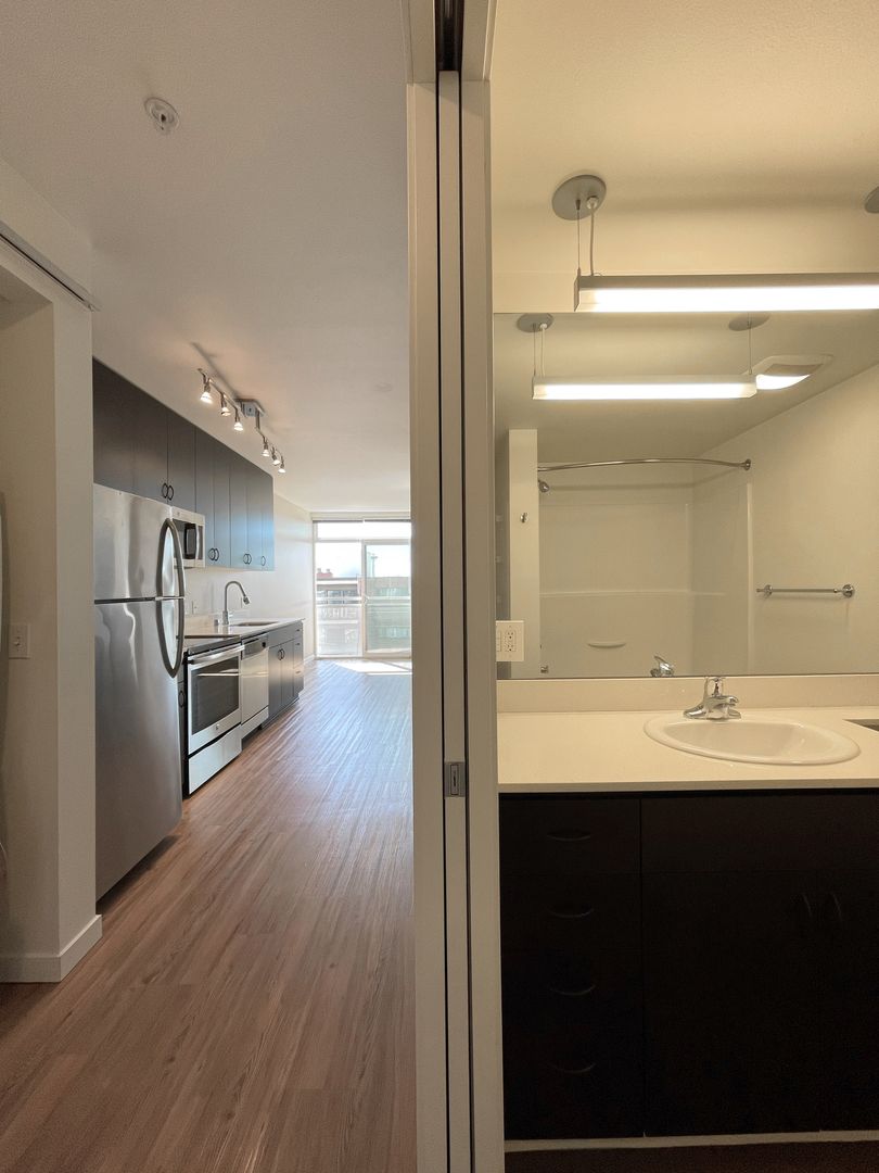 Seattle Apartment: 418 Bellevue Ave East