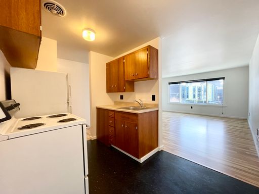 6 Weeks Free on This Top Floor Corner Unit! – photo 1