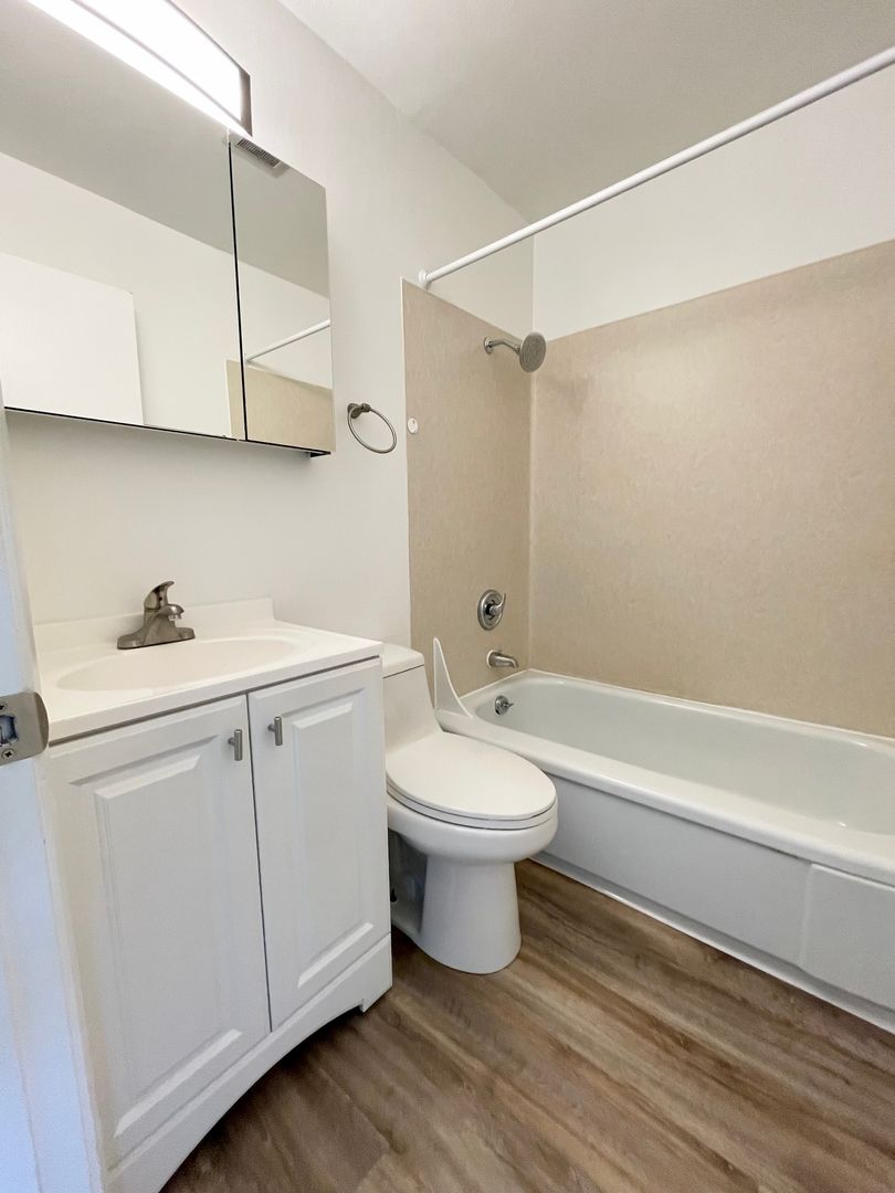 Seattle Apartment: 5000 22nd Ave NE