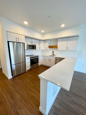 6 WEEKS FREE! Amazing corner two bedroom with private balcony and tons of natural light! – photo 1