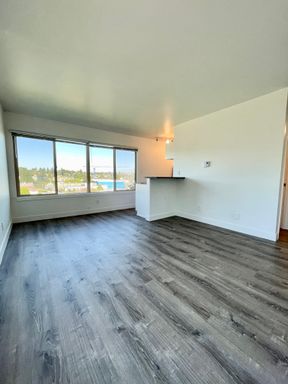 6 Weeks Free!! One Bedroom with Tons of Storage and Great Views! – photo 1