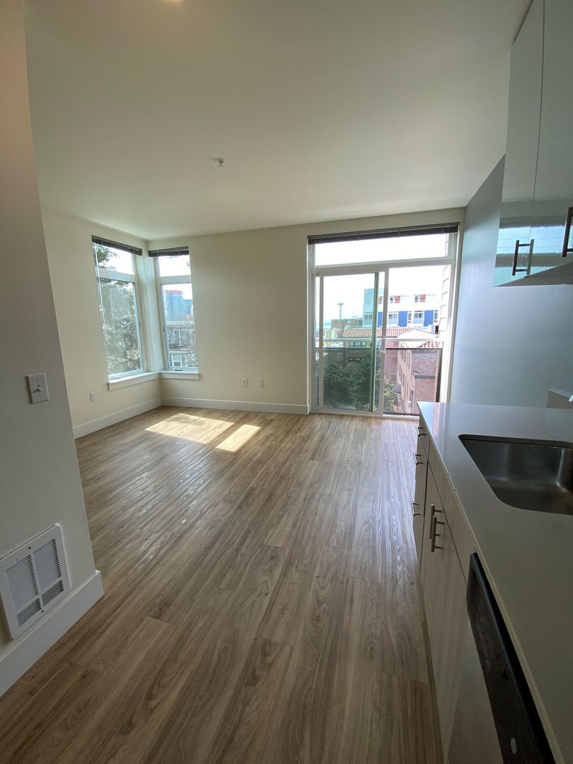 Seattle Apartment: 422 Summit Ave East