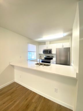 Call Today! Spacious Corner One Bedroom! – photo 1