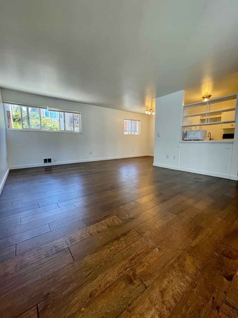 Seattle Apartment: 412 Bellevue Ave East