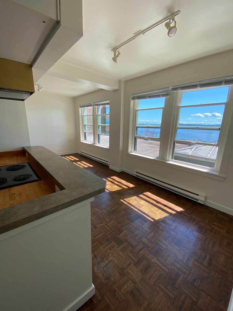 Seattle Apartment: 1907 1st Avenue