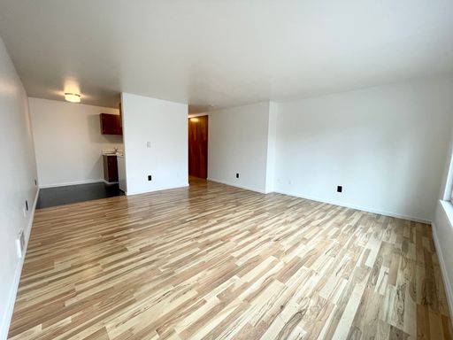 1 Month Free!! Studio with Large Windows and Hard Floors In The Heart of U District! – photo 1