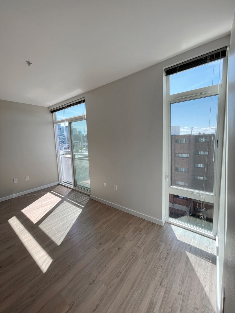 Seattle Apartment: 418 Bellevue Ave East