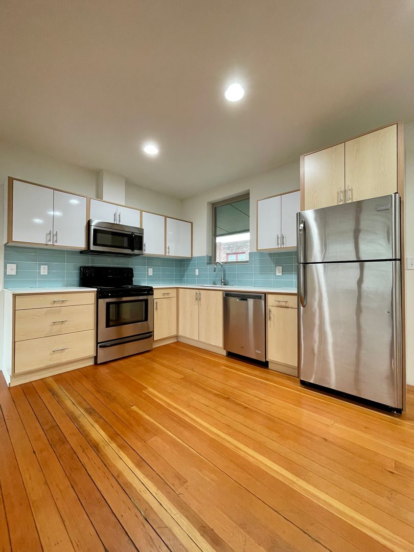 Seattle Apartment: 1212, 1216, 1220 East Remington Court
