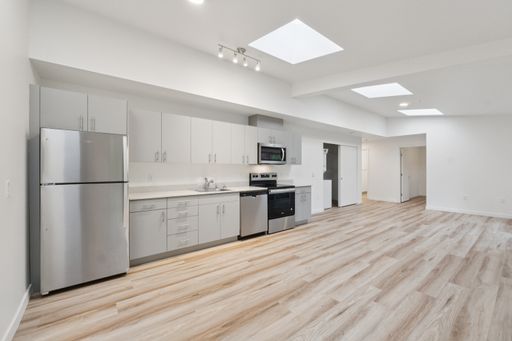 2 Bed - Skylights, Vaulted Ceilings, Patio! – photo 1