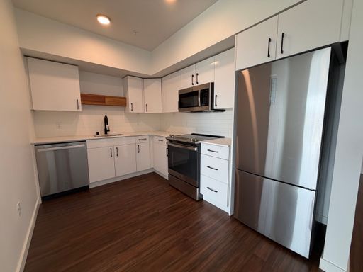 6 WEEKS FREE!! TOP FLOOR - Our Biggest 1-Bedroom With Private Balcony and Ample Natural Light! – photo 1