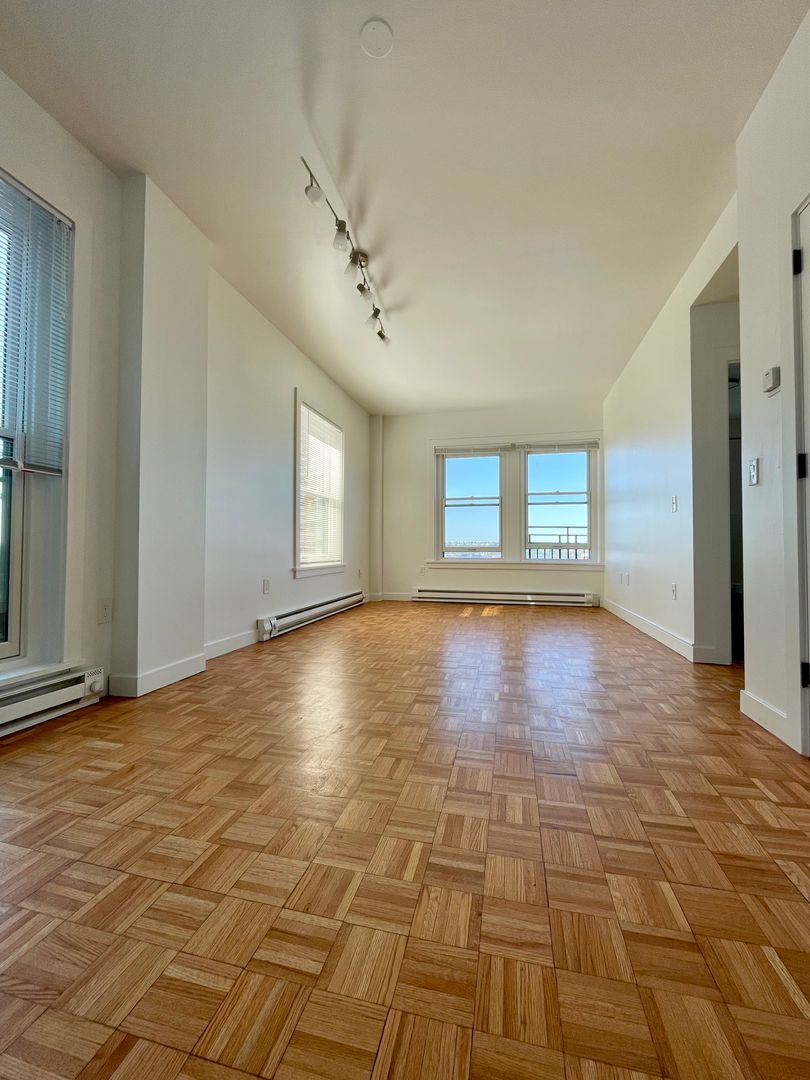 Seattle Apartment: 1907 1st Avenue