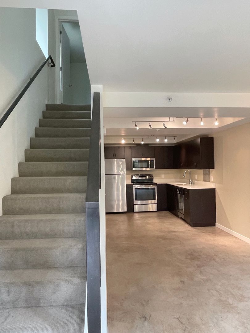 Seattle Apartment: 418 Bellevue Ave East