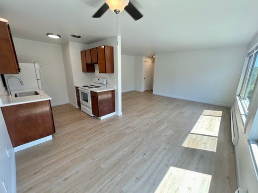 6 Weeks Free!! Spacious 1-Bed 1-Bath Corner Unit!! – photo 1