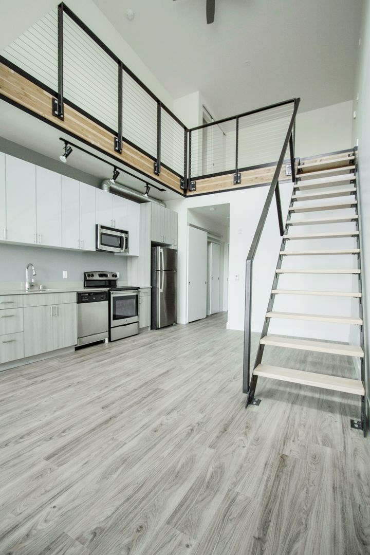 Seattle Apartment: 422 Summit Ave East