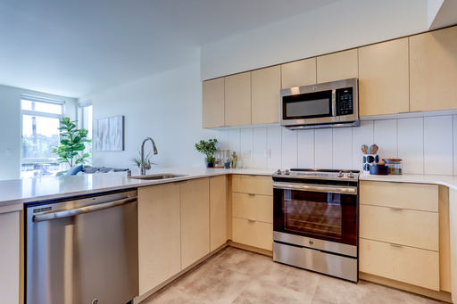 6 WEEKS FREE! Bright & Spacious 1 Bedroom + Den Retreat! – photo 1