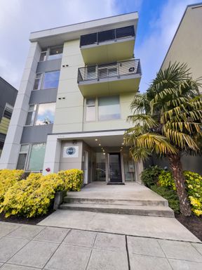 The Perfect Studio! Murphy Bed, All Appliances, Including a Full-Size Washer and Dryer! – photo 1