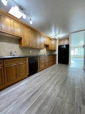 Large 2-bedroom Apartment, Spacious Closet Space, Parking onsite! – photo 1
