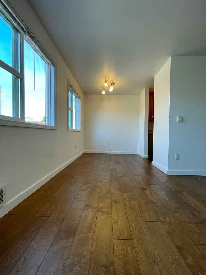 Seattle Apartment: 412 Bellevue Ave East