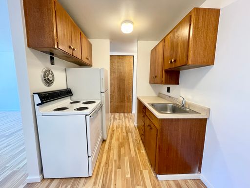 New Low Pricing!! Spacious Studio, Large Windows, and Ample Storage! – photo 1