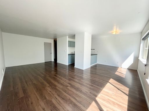Six Weeks Free!! Spacious 1 Bed with Large Windows and Ample Closet Space! – photo 1