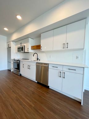 1 MONTH FREE!! One bedroom master bedroom suite with walk through closet! Private balcony! – photo 1