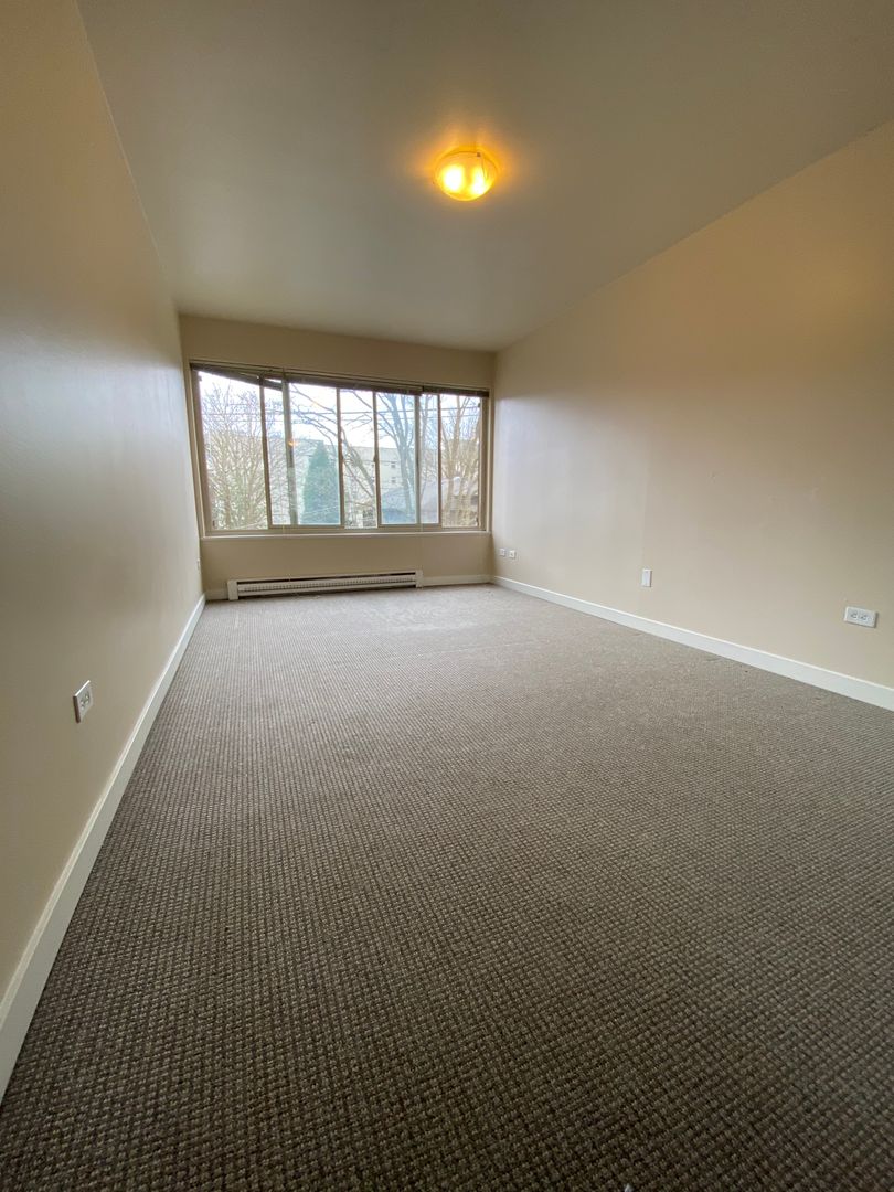 Seattle Apartment: 112 Bellevue Avenue East