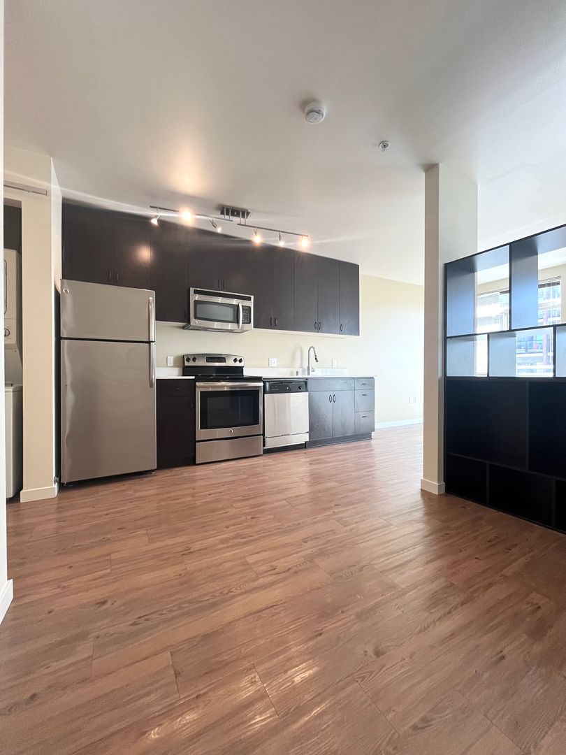 Seattle Apartment: 418 Bellevue Ave East