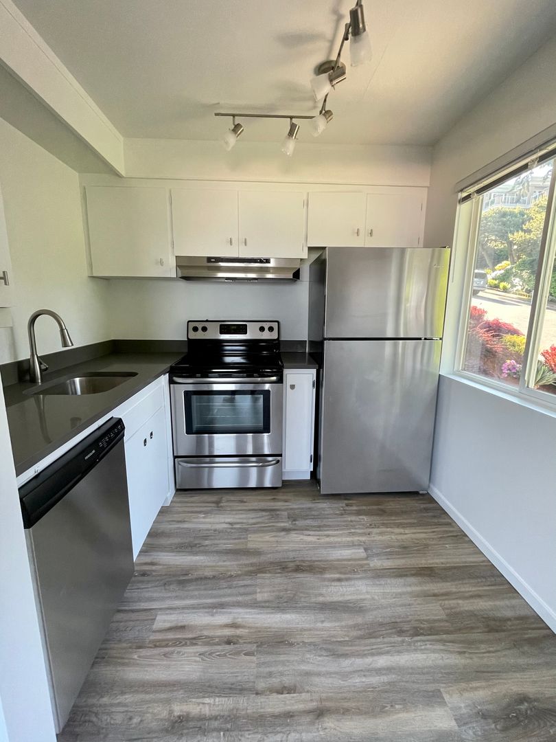 Kirkland Apartment: 430 Lake Street South