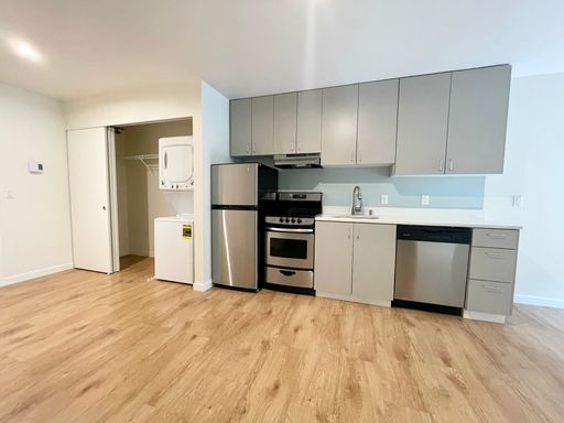 W/D in-unit, Large Balcony, and Built-in Shelving! Get 2 Weeks Free! – photo 1