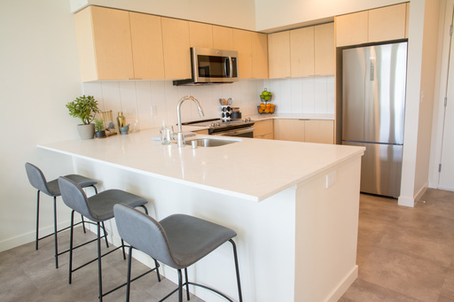 6 WEEKS FREE!! Amazing 1 bedroom beauty with large laundry room! – photo 1