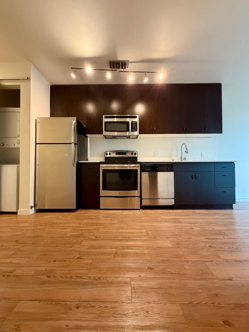 Seattle Apartment: 418 Bellevue Ave East