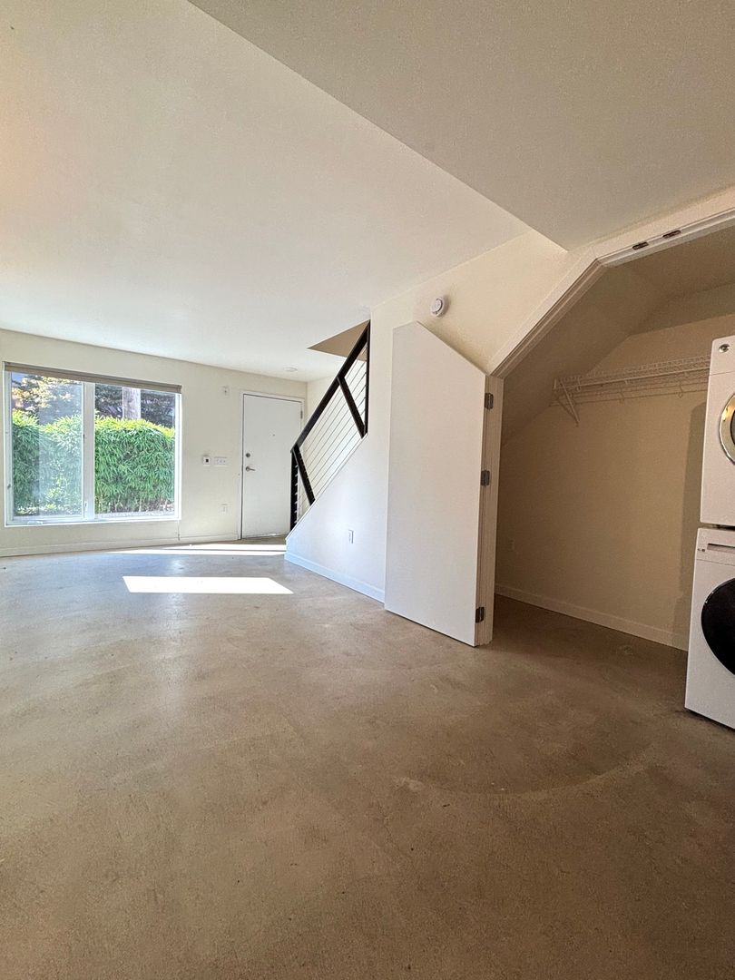 Seattle Apartment: 418 Bellevue Ave East