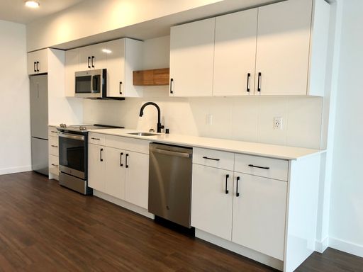 1 MONTH FREE!! Huge 1-Bedroom With Walk-In Closet, Tons of Natural Light, and Views Of University Village!! – photo 1