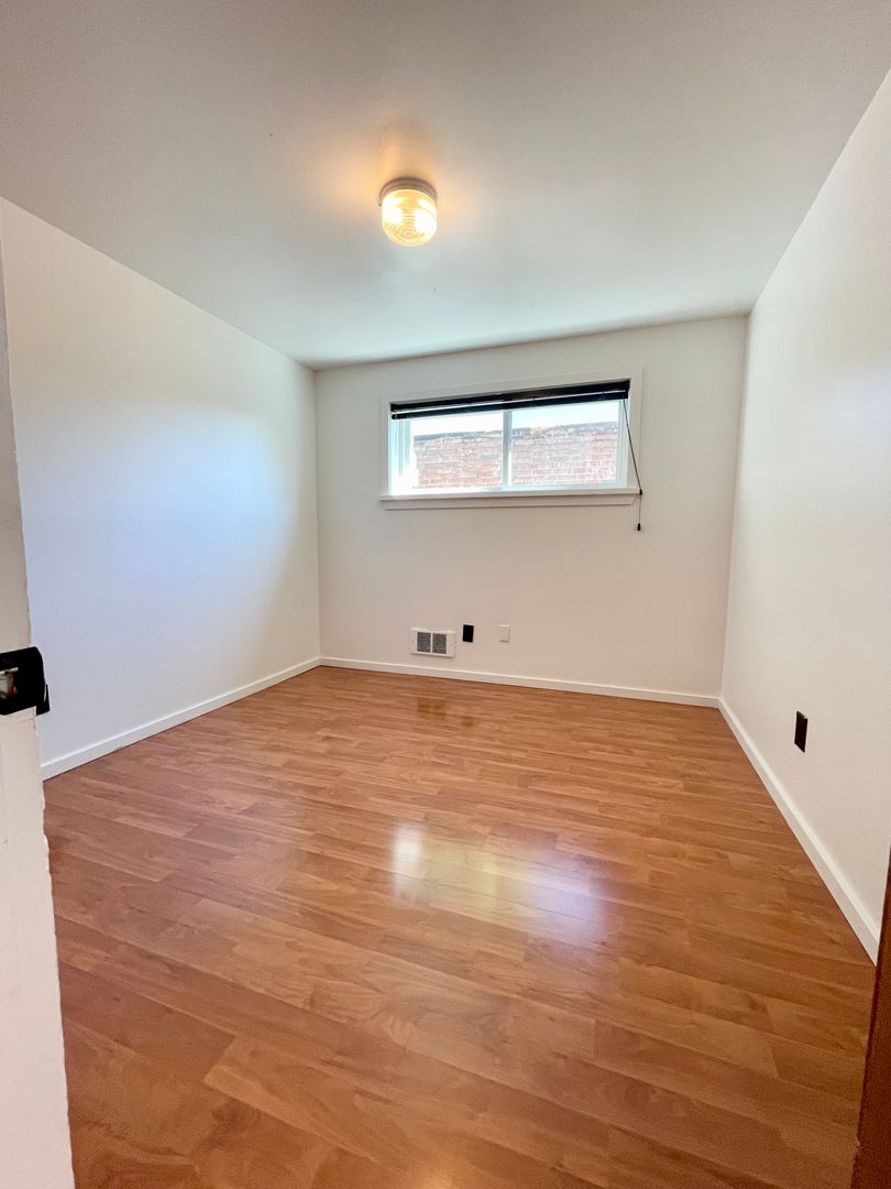 Seattle Apartment: 4214 11th Ave NE