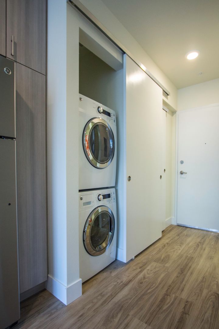 Seattle Apartment: 422 Summit Ave East