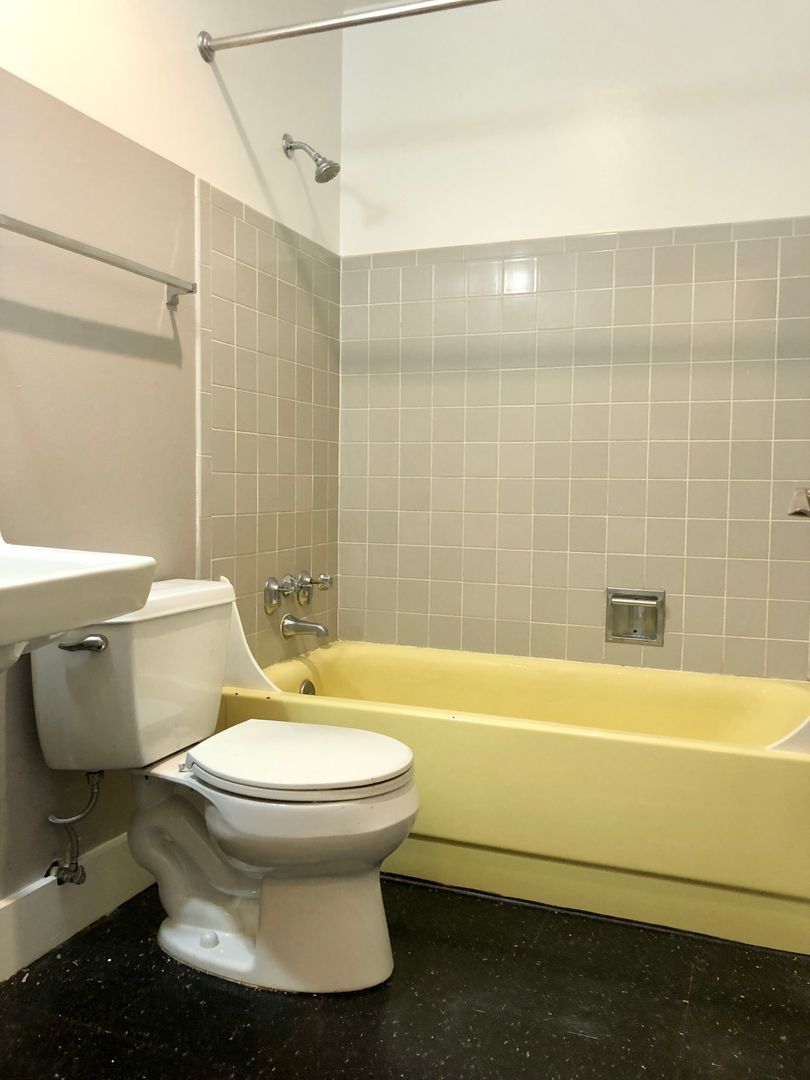 Seattle Apartment: 2233 NE 46th Street