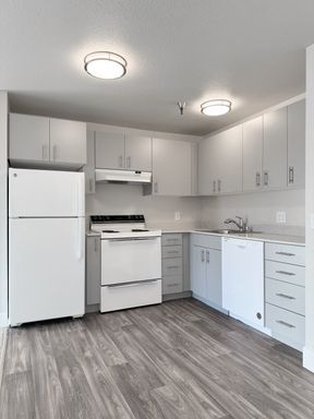 Top Floor Renovated 1-Bedroom With Balcony – photo 1