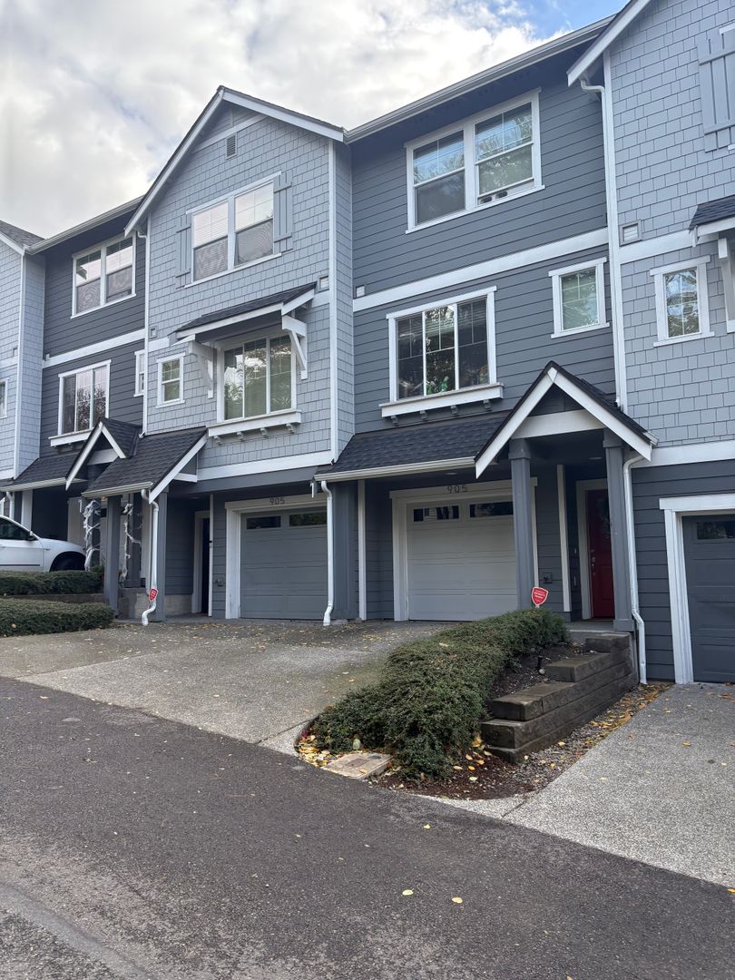 Renton Apartment: 905 Sunset Blvd NE