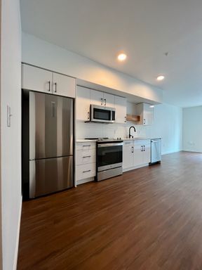 6 WEEKS FREE! Large one bedroom corner unit with balcony! Great closet space! – photo 1