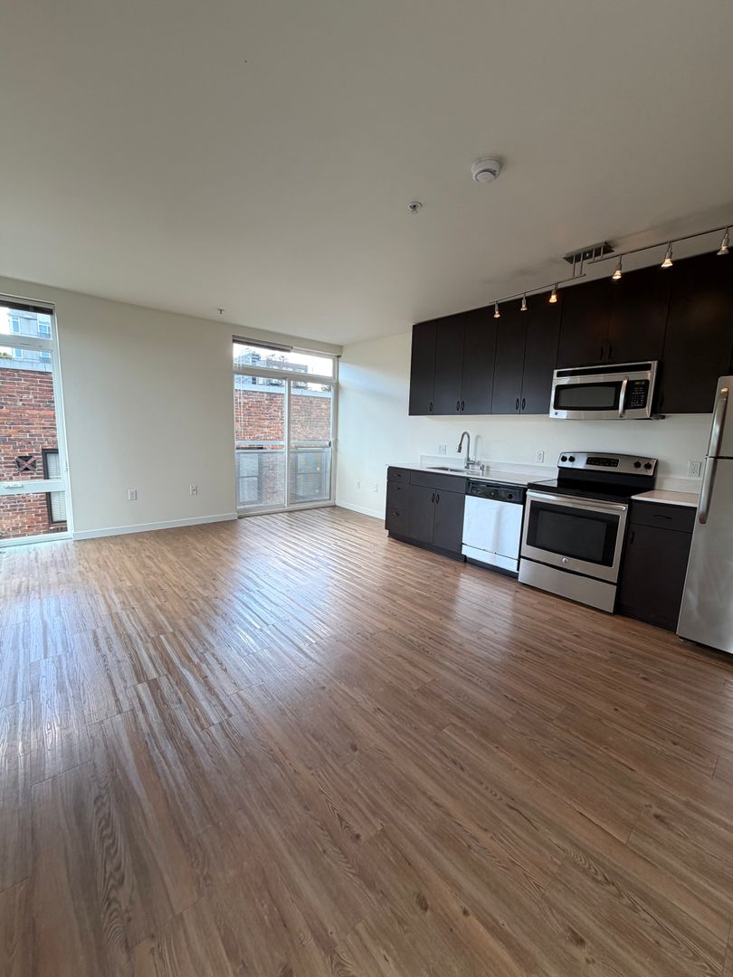 Seattle Apartment: 418 Bellevue Ave East